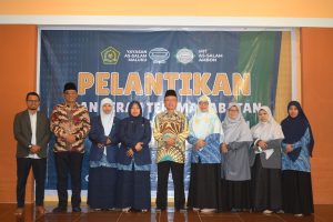 Foto bersama Direktur Yayasan As-Salam Maluku, Kepala Kantor kementerian aAgama Kota Ambon, sekretaris yayasa dan kepala sekolah